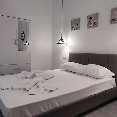 Tom'S Design Apartment Palaiontsiflikion Ngoại thất bức ảnh